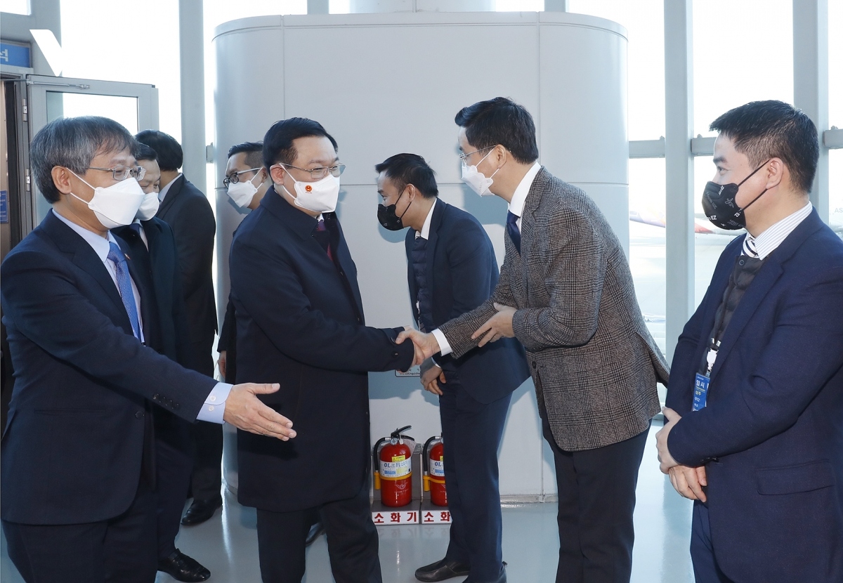 Top Vietnamese legislator begins official visit to RoK